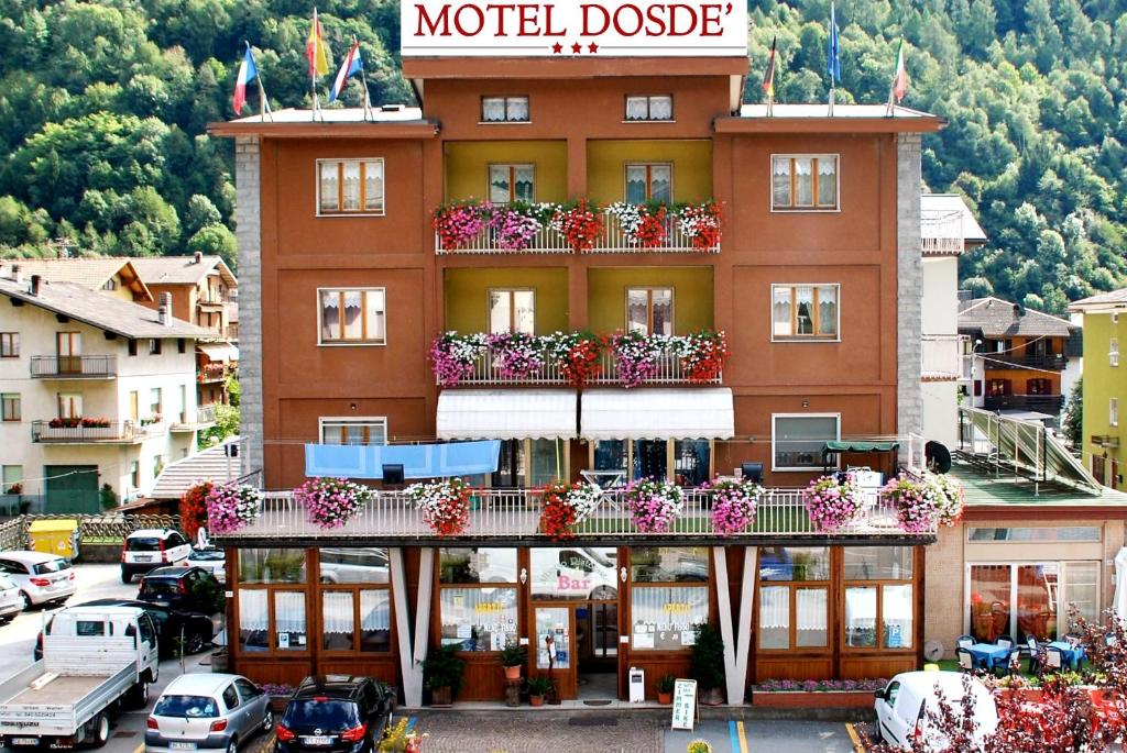 un hôtel avec des fleurs sur les balcons d'un bâtiment dans l'établissement Albergo Motel Dosdè, à Grosio