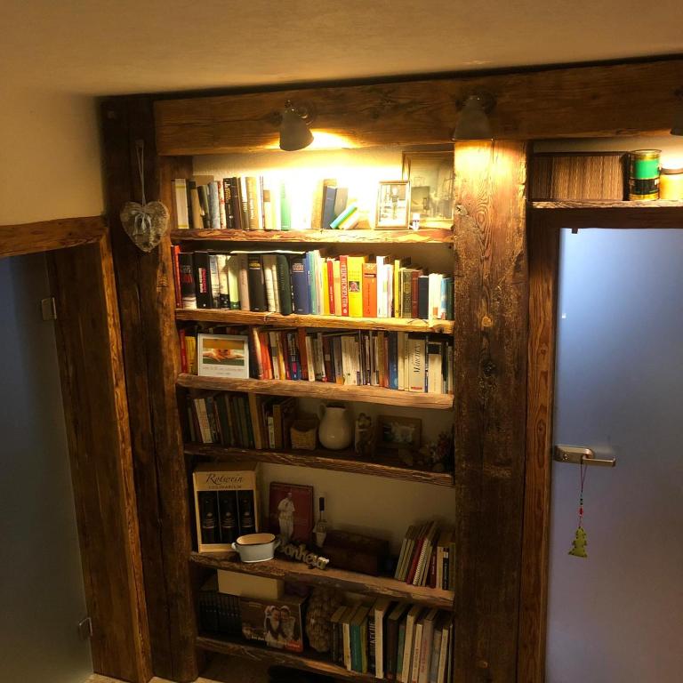 a book shelf filled with books in a room at Apartment 3 Große Brüdergasse in Bautzen