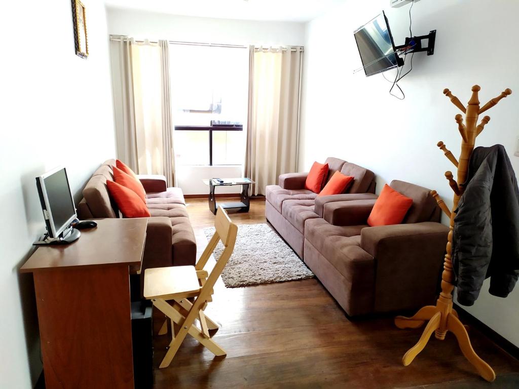 sala de estar con sofá y escritorio en Real House Cusco, en Cusco