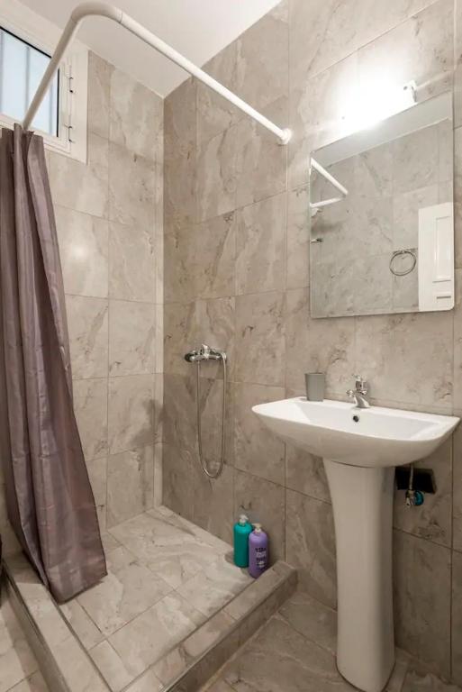 łazienka z umywalką i prysznicem w obiekcie Saint Dimitrios Central Apartment 100sqm. w Salonikach