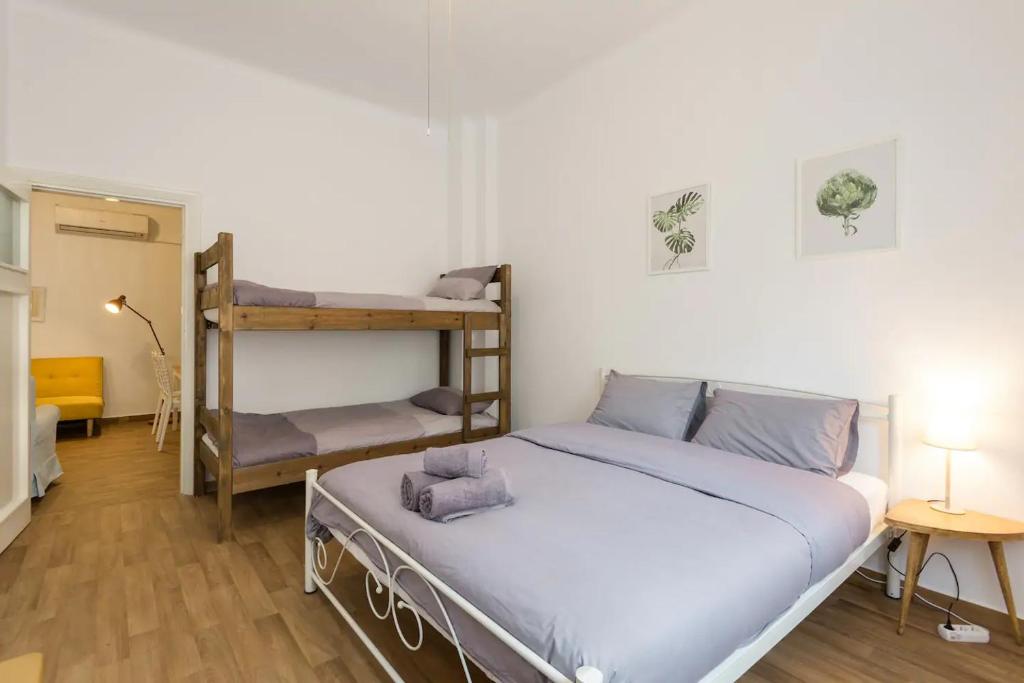 sypialnia z łóżkiem piętrowym w obiekcie Saint Dimitrios Central Apartment 100sqm. w Salonikach