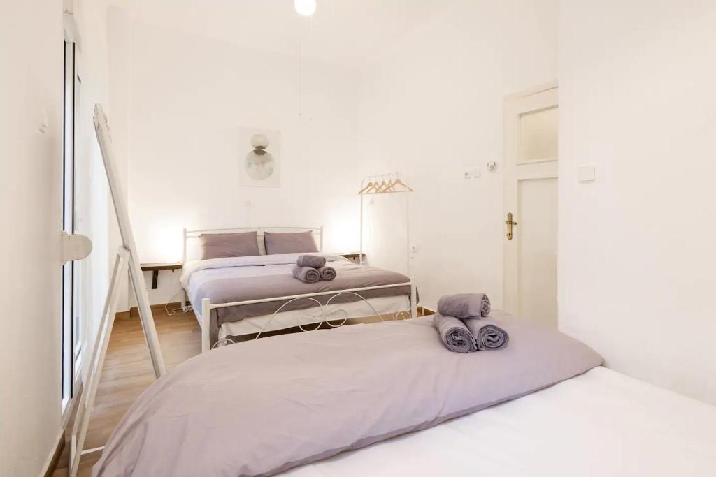 Łóżko lub łóżka w pokoju w obiekcie Saint Dimitrios Central Apartment 100sqm.