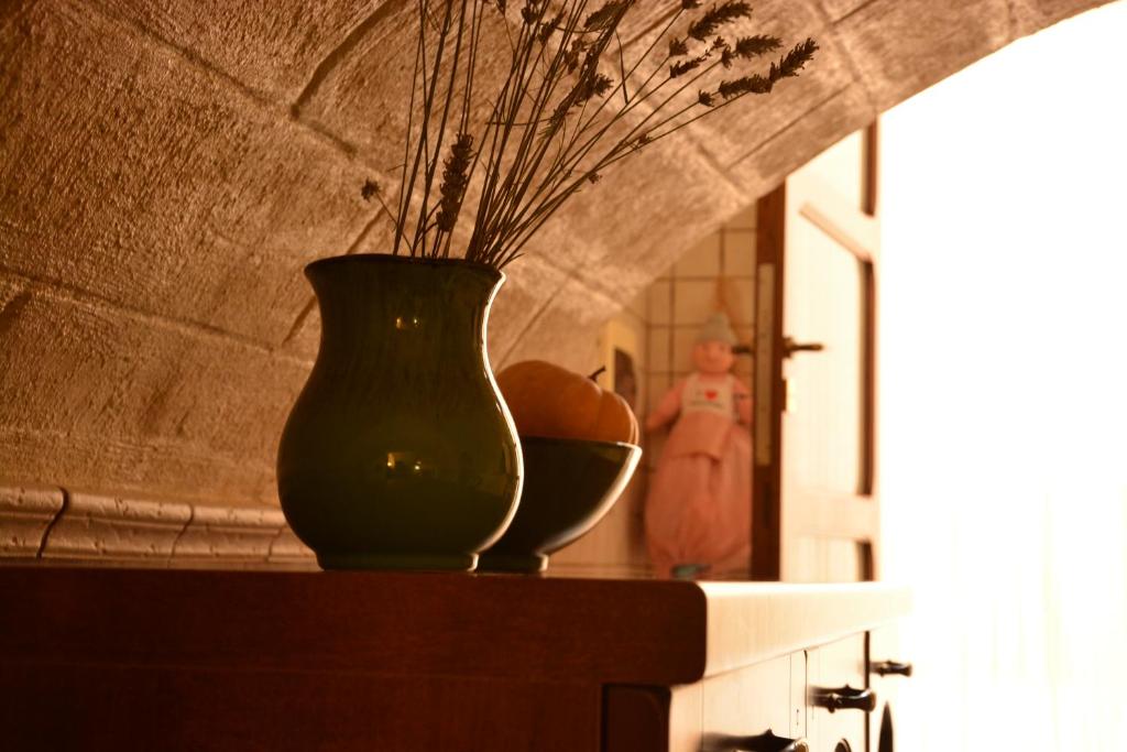 un vaso verde seduto sopra un tavolo di VersoSud cave a Bari