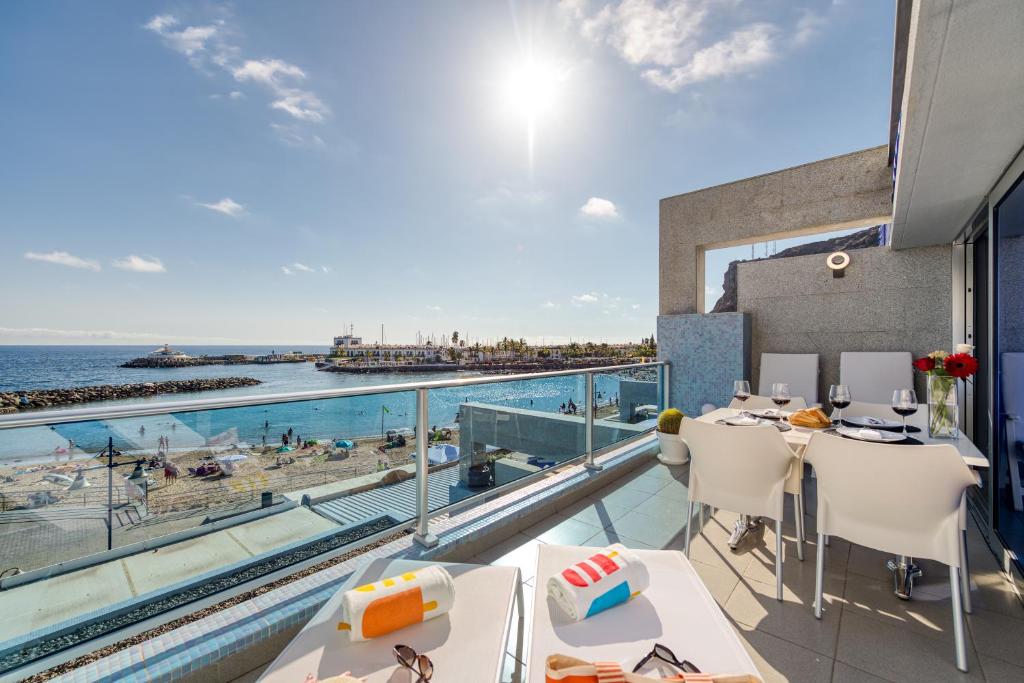 balcone con vista sull'oceano. di Teresita Mogamar Beachfront a Puerto de Mogán