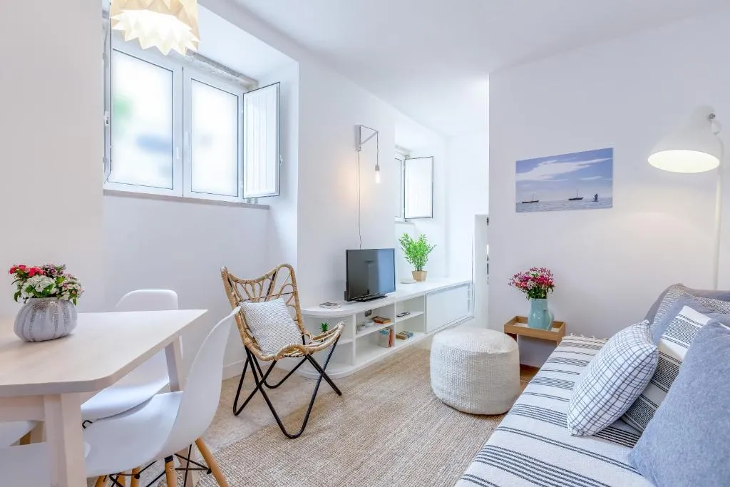 Renovated Typical Baixa Apartment + Free Pick-up, By TimeCooler, Lisabona, Portugalia