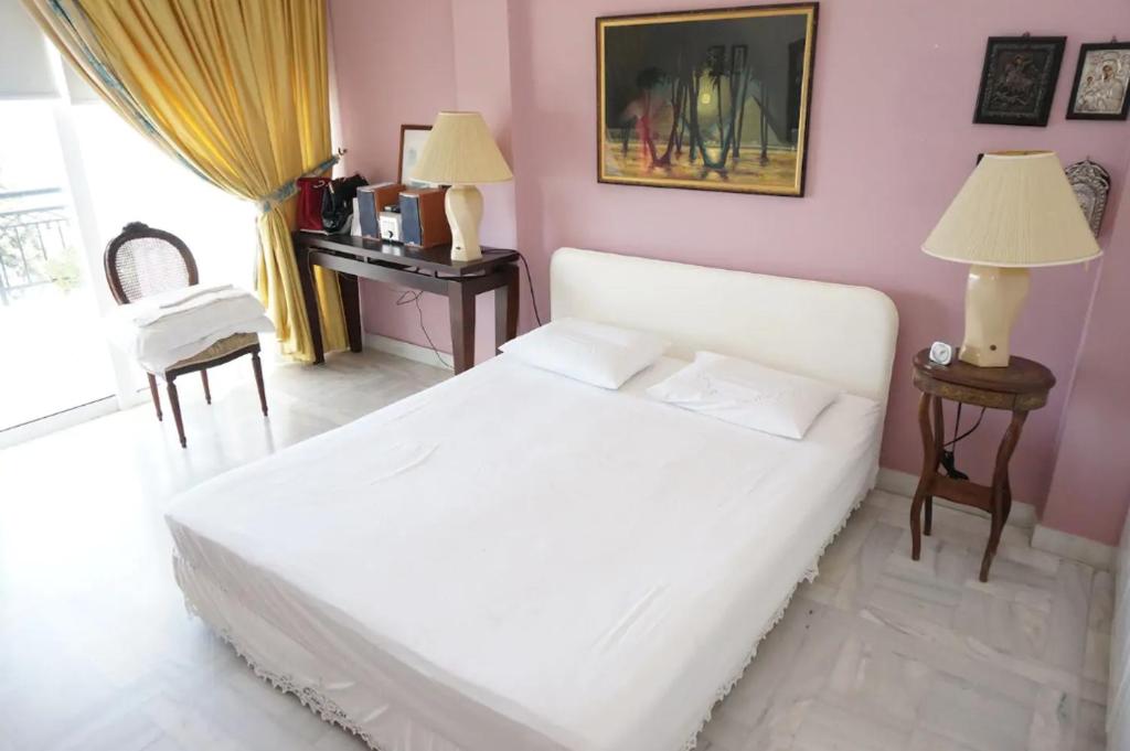 Tempat tidur dalam kamar di Sea Side Villa Alexandra