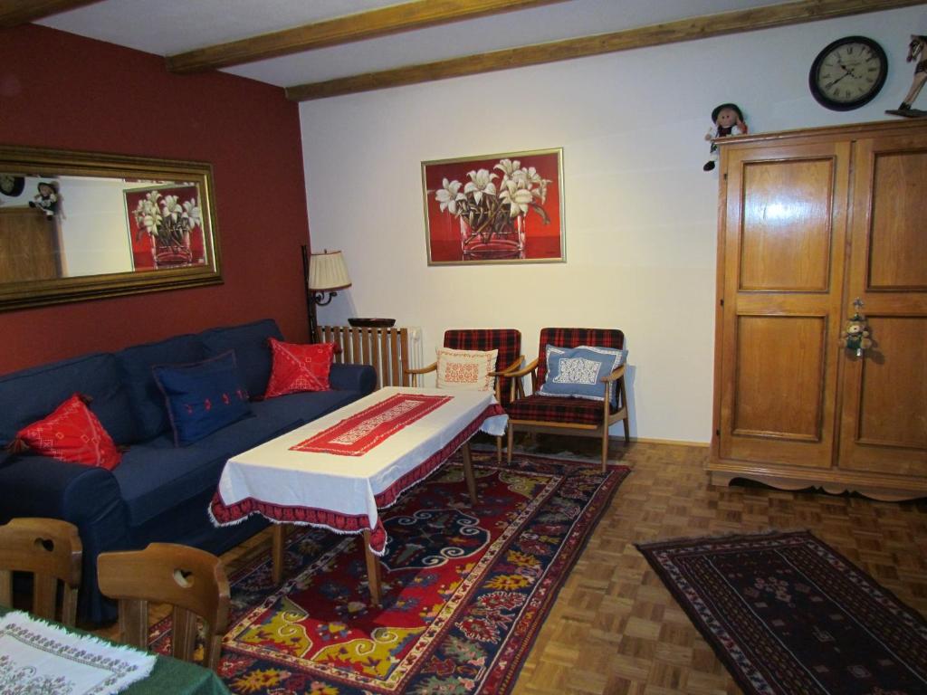 uma sala de estar com um sofá azul e uma mesa em Apartment Sophia em Seefeld no Tirol