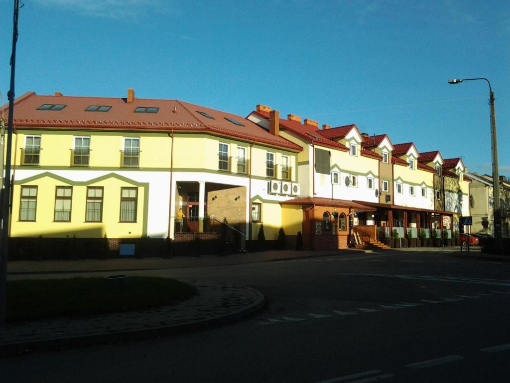 eine Reihe von Gebäuden in einer Stadtstraße in der Unterkunft Hotel Skarpa in Sejny