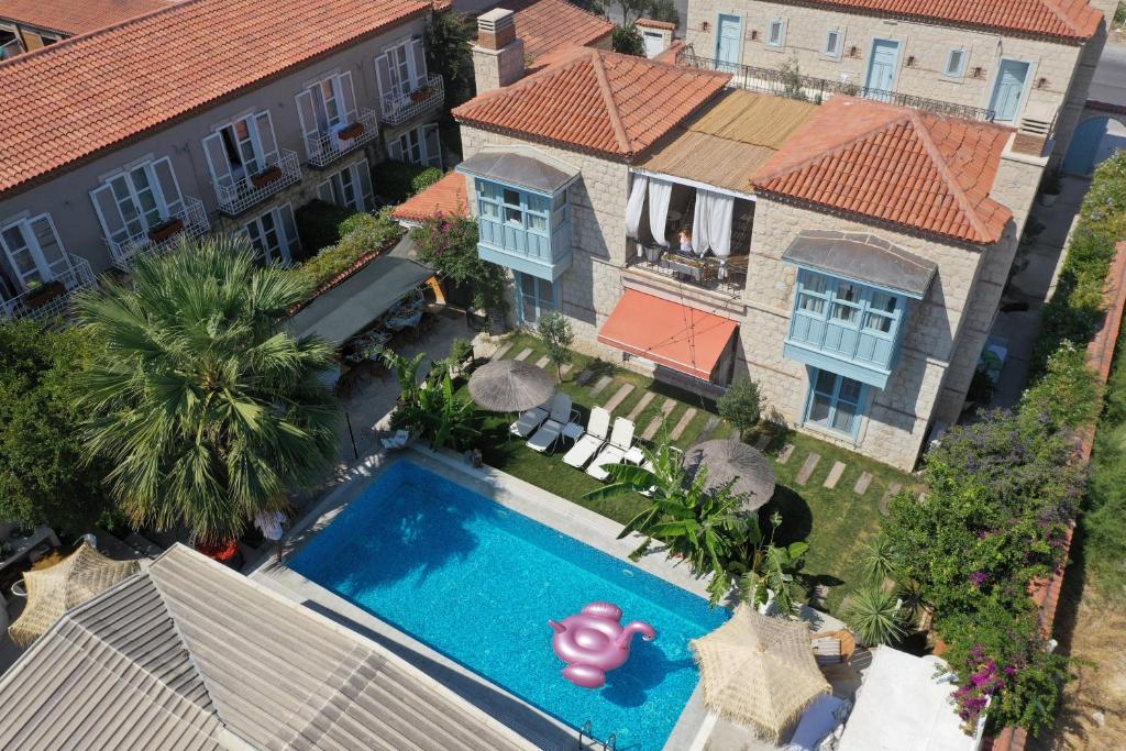 una vista aérea de una casa con piscina en Evliyagil Hotel by Katre, en Alacati