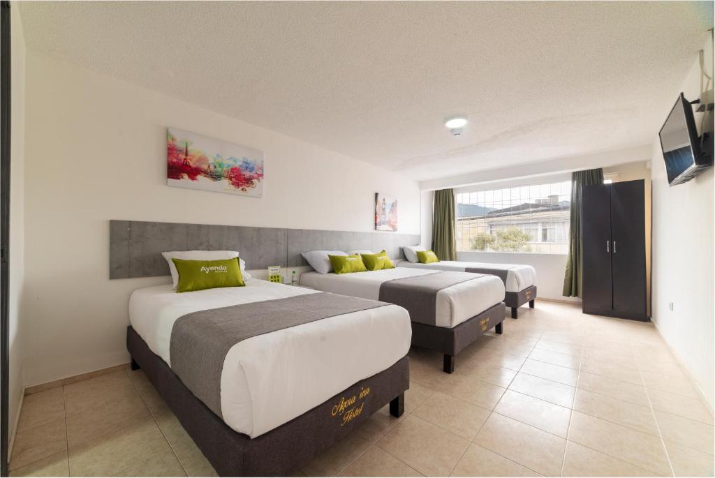 Habitación de hotel con 2 camas y TV en Ayenda 1055 Agora INN Corferias, en Bogotá