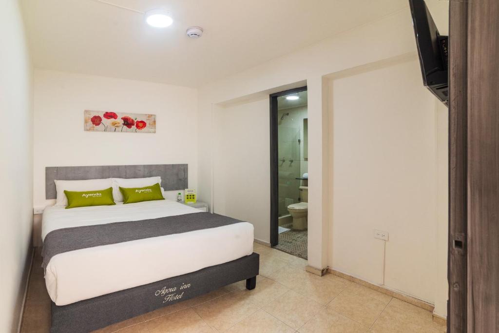 Postel nebo postele na pokoji v ubytování Ayenda 1055 Agora INN Corferias