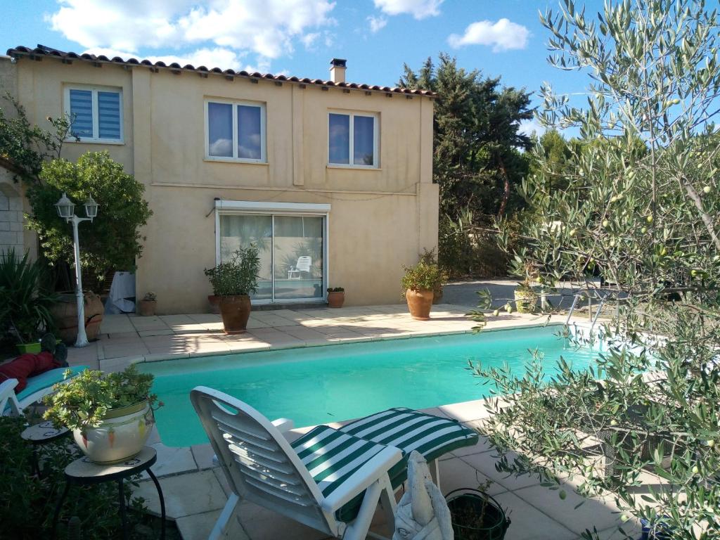 une maison et une piscine en face d'une maison dans l'établissement Gite chez mamiyo gallargues le montueux, à Gallargues-le-Montueux