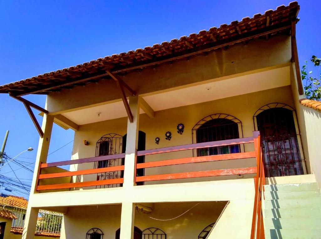 dom z balkonem na boku w obiekcie Bragança's Houses w mieście Cabo Frio