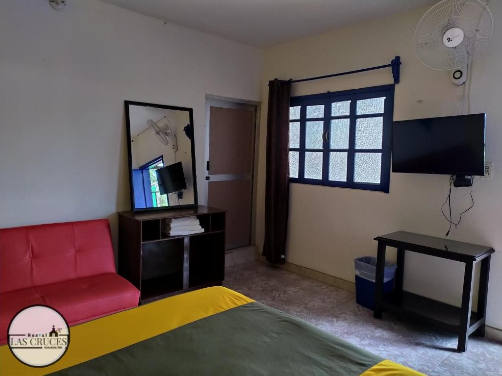 Una televisión o centro de entretenimiento en Hostal Las Cruces