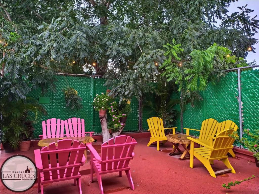 Un jardín fuera de Hostal Las Cruces
