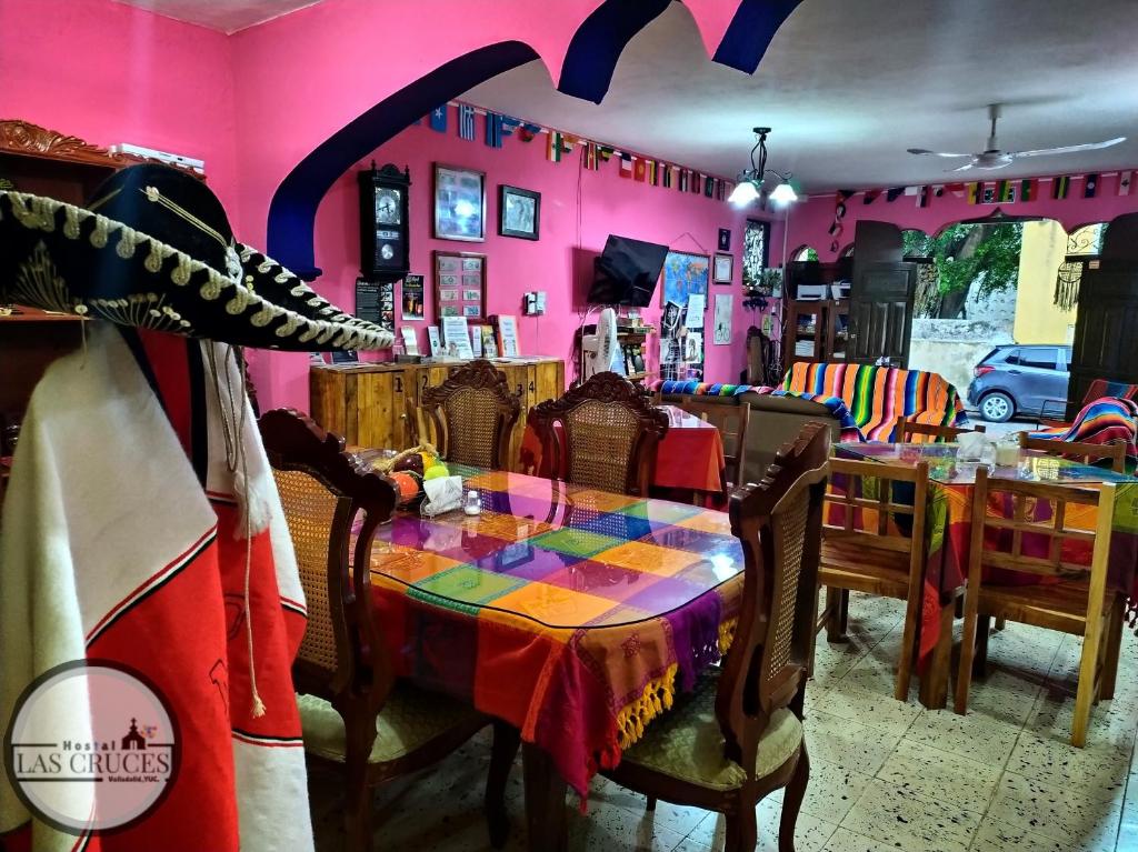 Un restaurante u otro lugar para comer en Hostal Las Cruces
