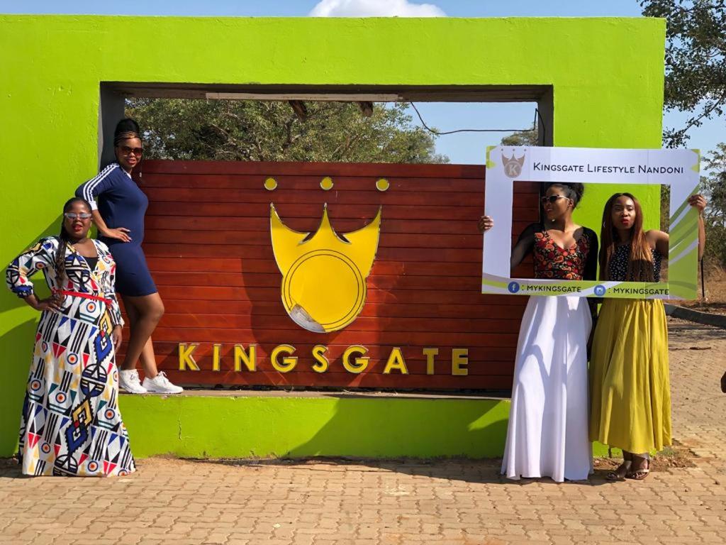 un grupo de mujeres frente a un cartel en Kingsgate Nandoni Dam, Thohoyandou en Thohoyandou