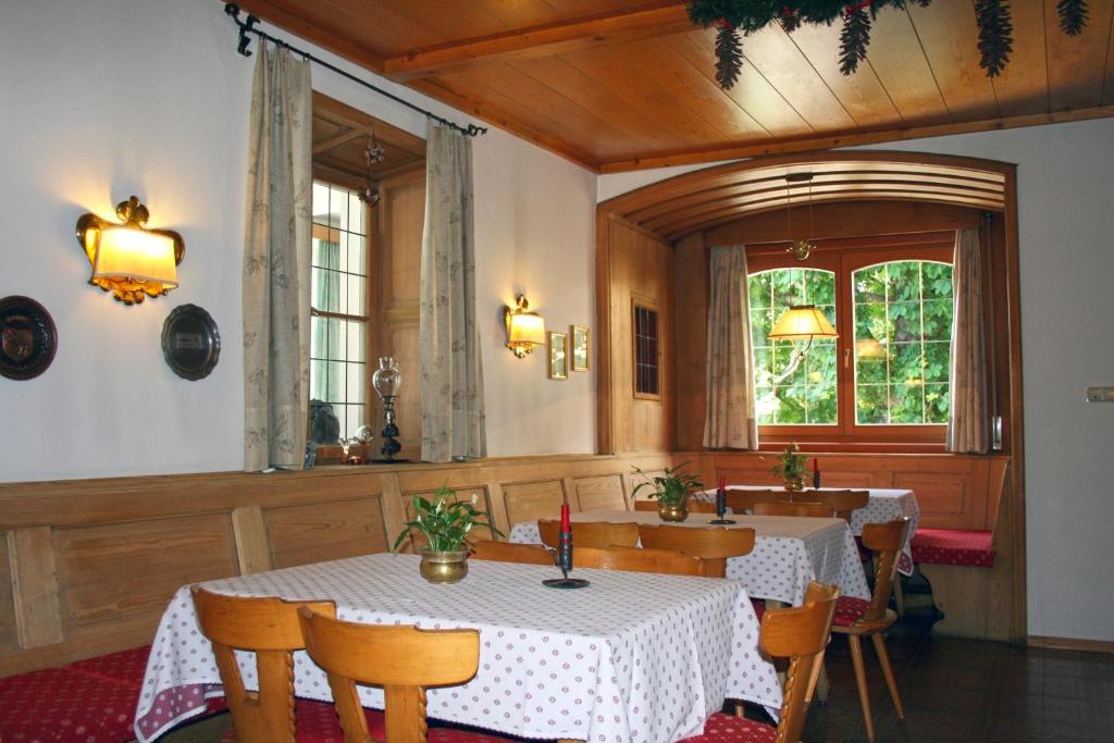Restauracja lub miejsce do jedzenia w obiekcie Hotel Dolomiti Madonna