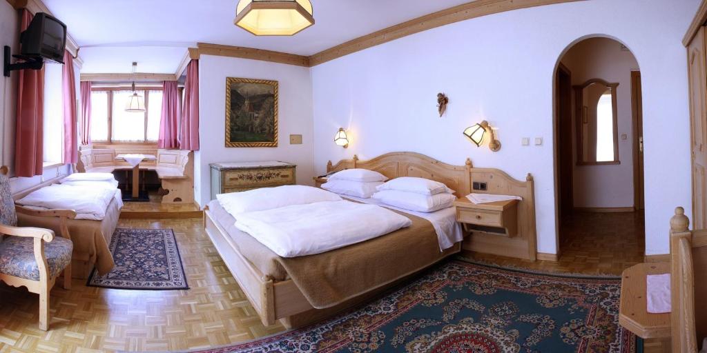 Łóżko lub łóżka w pokoju w obiekcie Hotel Dolomiti Madonna
