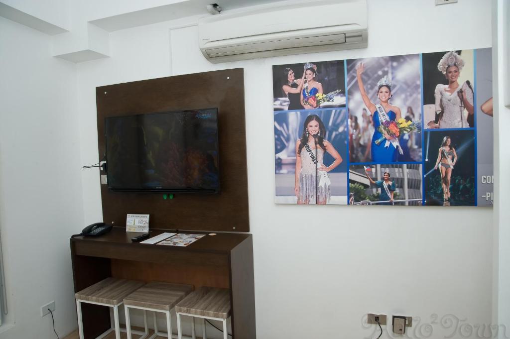 TV a/nebo společenská místnost v ubytování Heroes Hotel