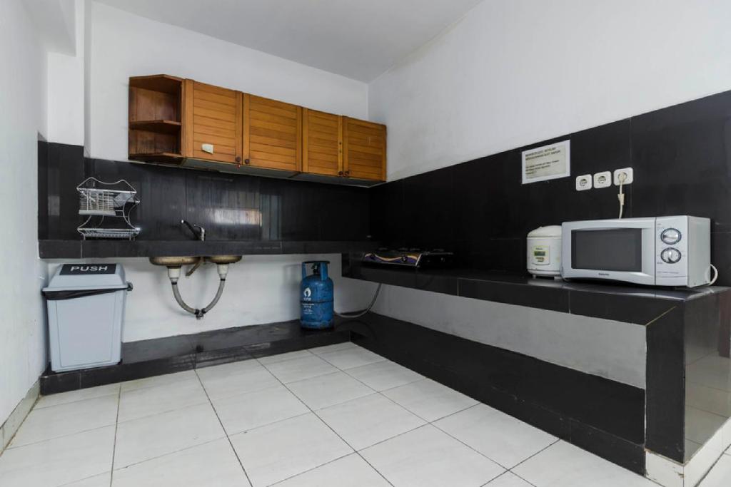 Kuchyň nebo kuchyňský kout v ubytování RedDoorz Plus @ Pasar Baru