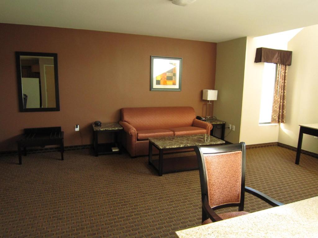 Posezení v ubytování Red Carpet Inn and Suites Monmouth Junction