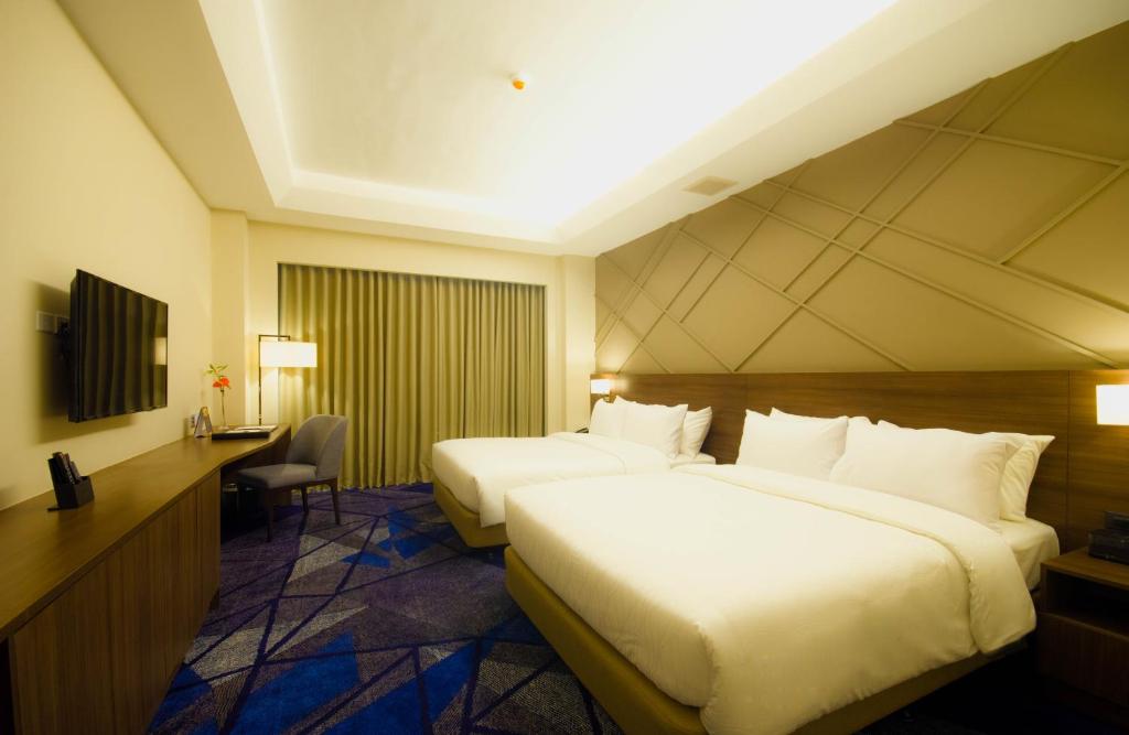 Postel nebo postele na pokoji v ubytování Luxent Hotel