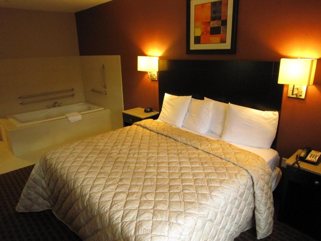 Postel nebo postele na pokoji v ubytování Red Carpet Inn and Suites Monmouth Junction