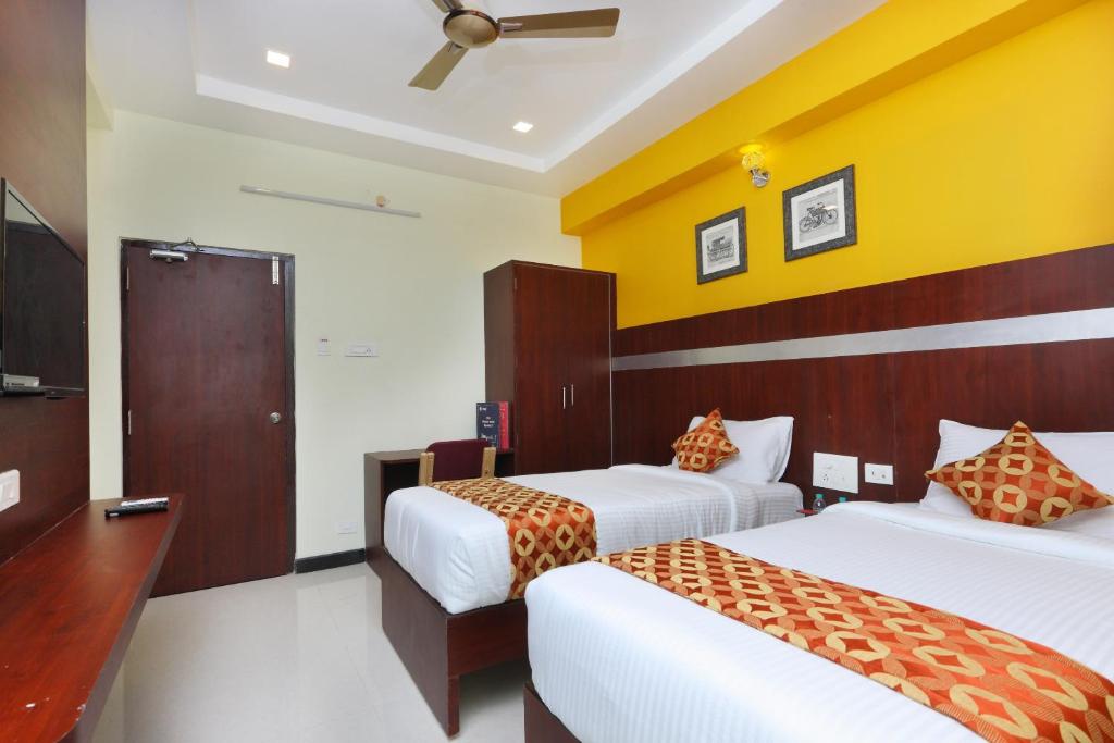 Postel nebo postele na pokoji v ubytování Hotel Ramcharan Residency, Tirupati