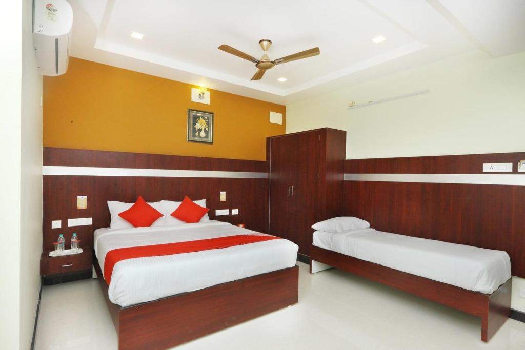 Postel nebo postele na pokoji v ubytování Hotel Ramcharan Residency, Tirupati