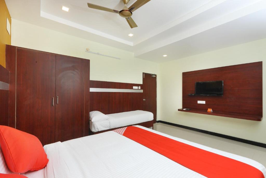 Postel nebo postele na pokoji v ubytování Hotel Ramcharan Residency, Tirupati