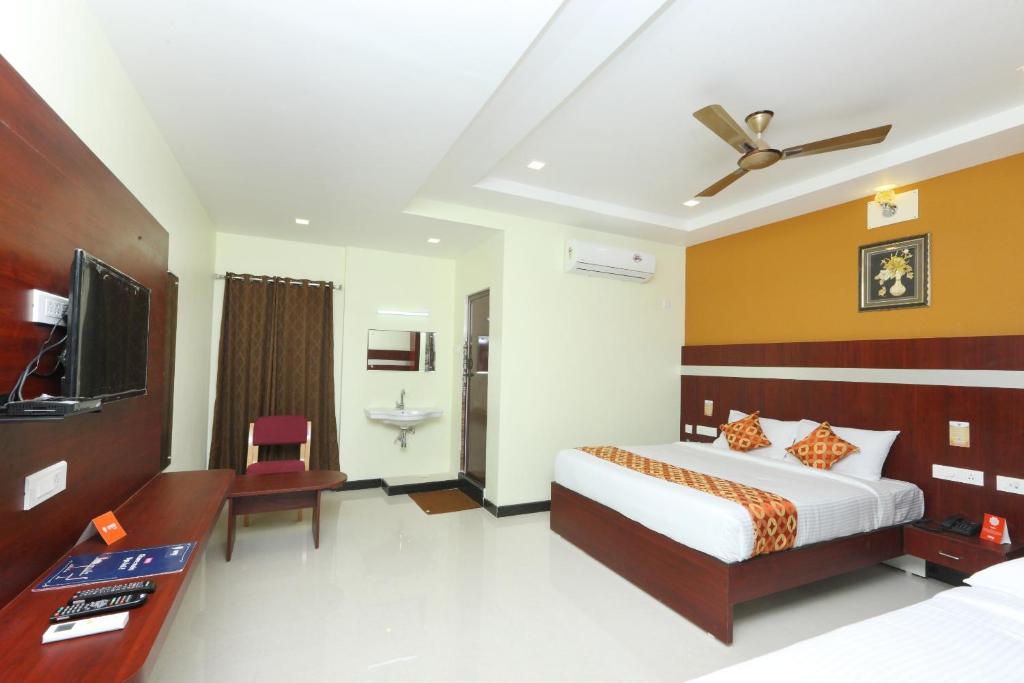 Postel nebo postele na pokoji v ubytování Hotel Ramcharan Residency, Tirupati