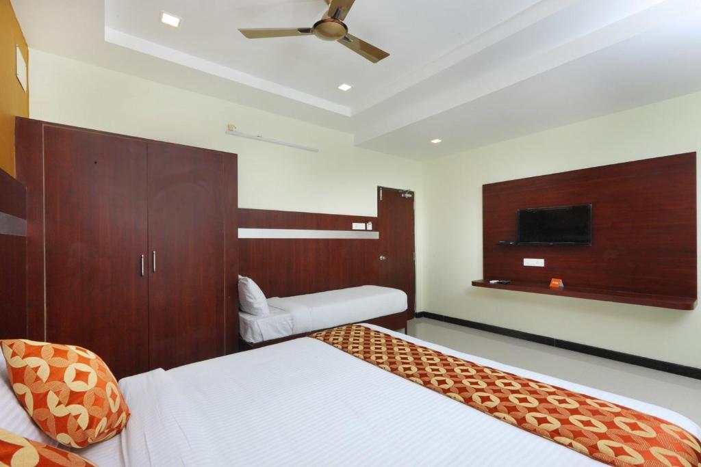 Postel nebo postele na pokoji v ubytování Hotel Ramcharan Residency, Tirupati