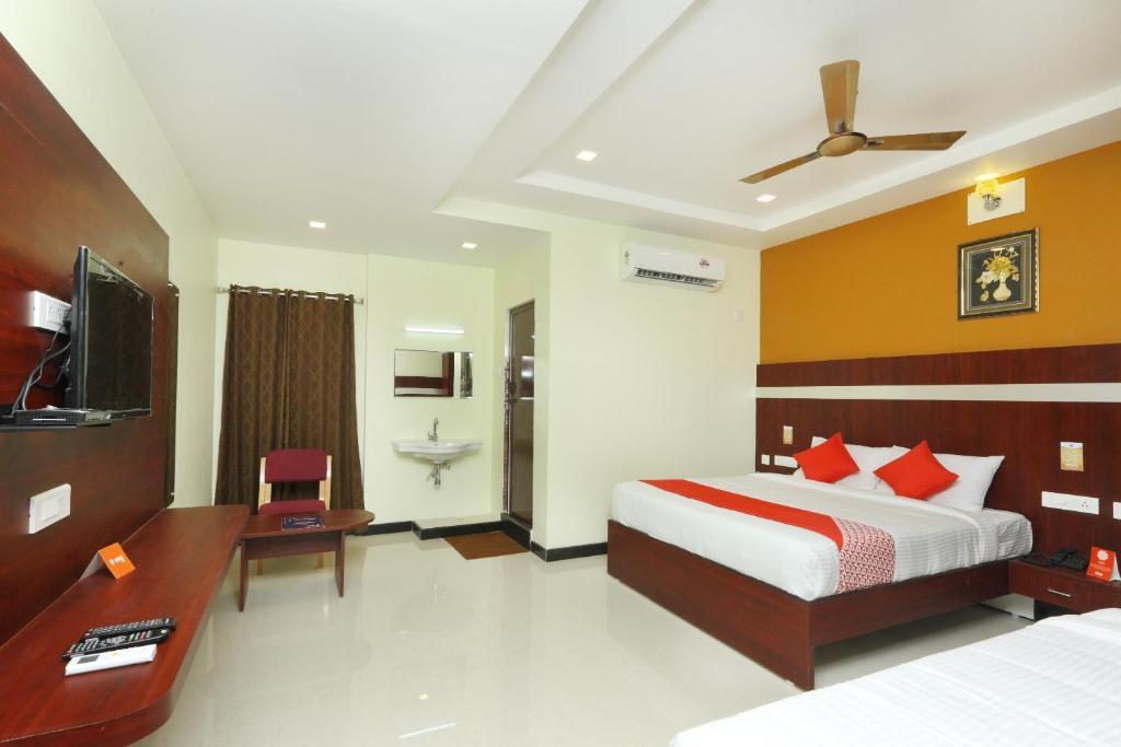 Postel nebo postele na pokoji v ubytování Hotel Ramcharan Residency, Tirupati