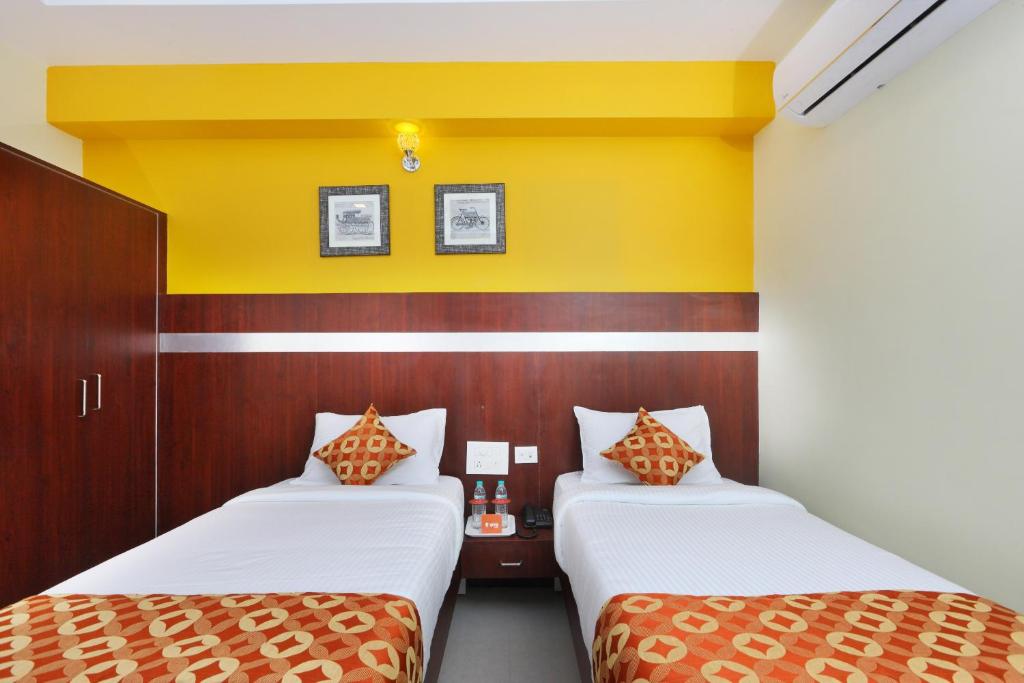 Postel nebo postele na pokoji v ubytování Hotel Ramcharan Residency, Tirupati