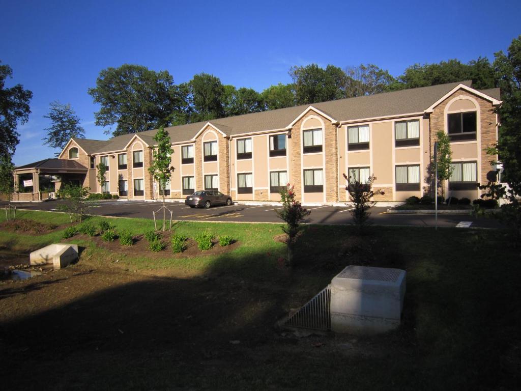 Zahrada ubytování Red Carpet Inn and Suites Monmouth Junction