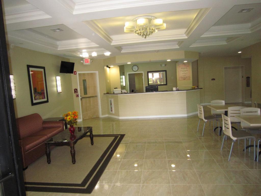 Posezení v ubytování Red Carpet Inn and Suites Monmouth Junction