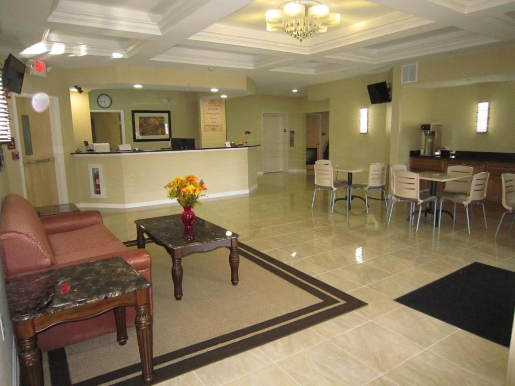 Posezení v ubytování Red Carpet Inn and Suites Monmouth Junction