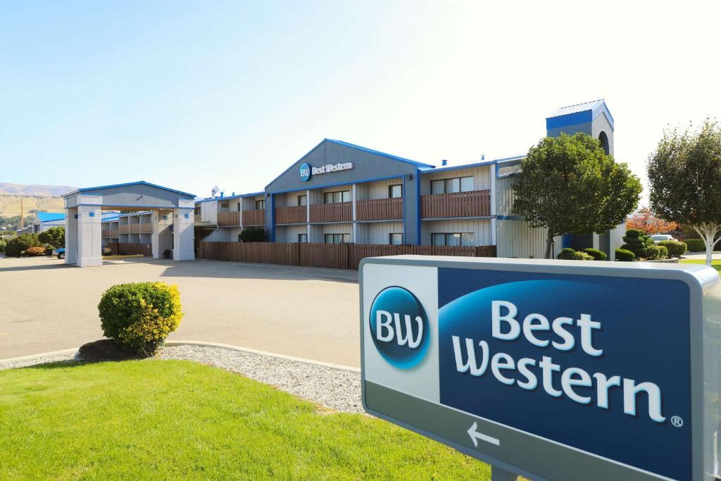 a best western sign in front of a building at Best Western Chieftain Inn in Wenatchee