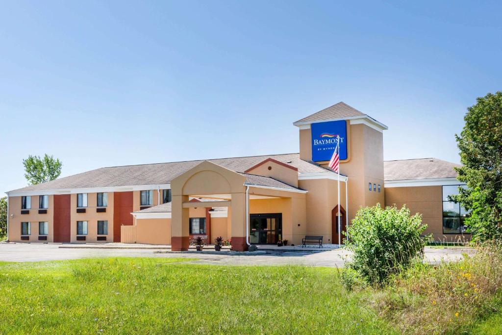 un edificio escolar con una bandera delante de él en Baymont Inn & Suites by Wyndham Mukwonago, en Mukwonago