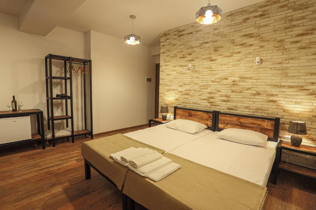 Postel nebo postele na pokoji v ubytování Winehouse Old Qvevri Apartments