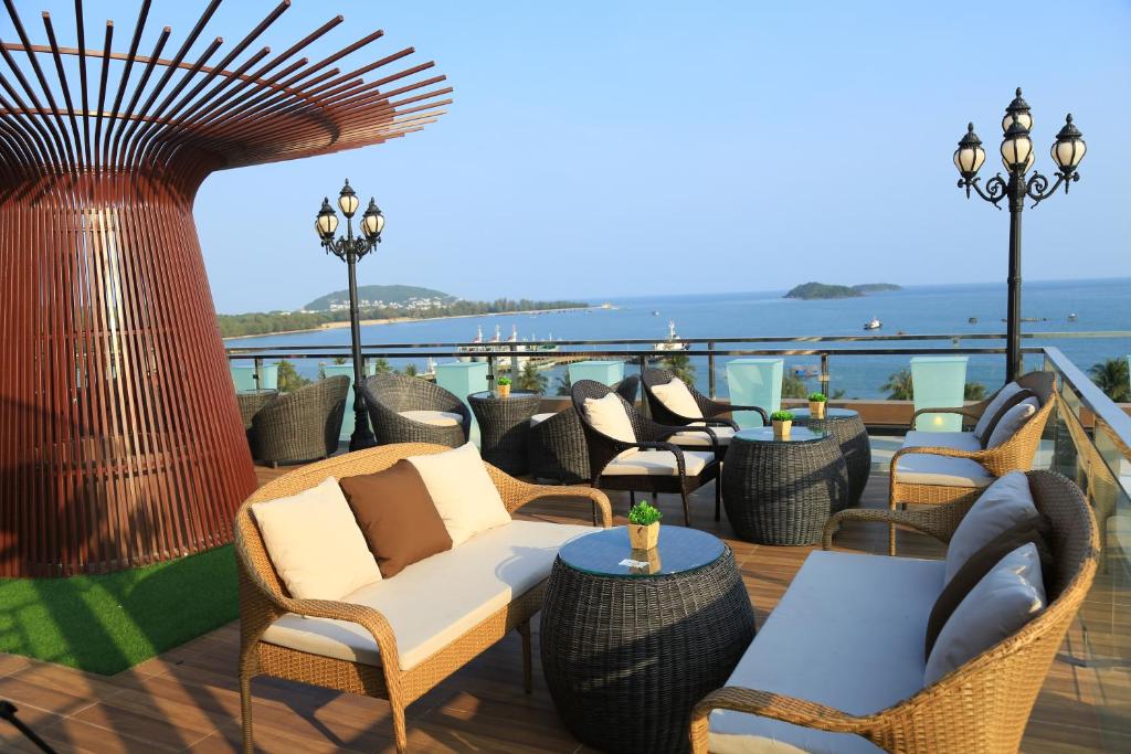 フーコックにあるPhung Hung Boutique Hotelのパティオ(椅子、テーブル付)