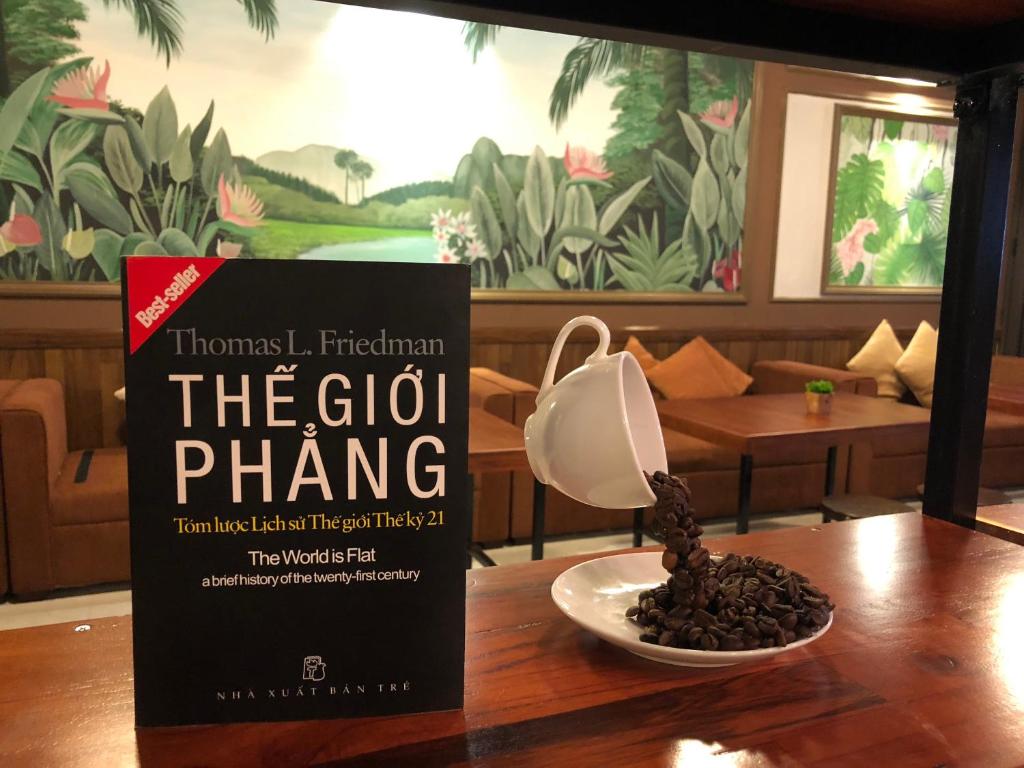 Phung Hung Boutique Hotelに飾ってある許可証、賞状、看板またはその他の書類