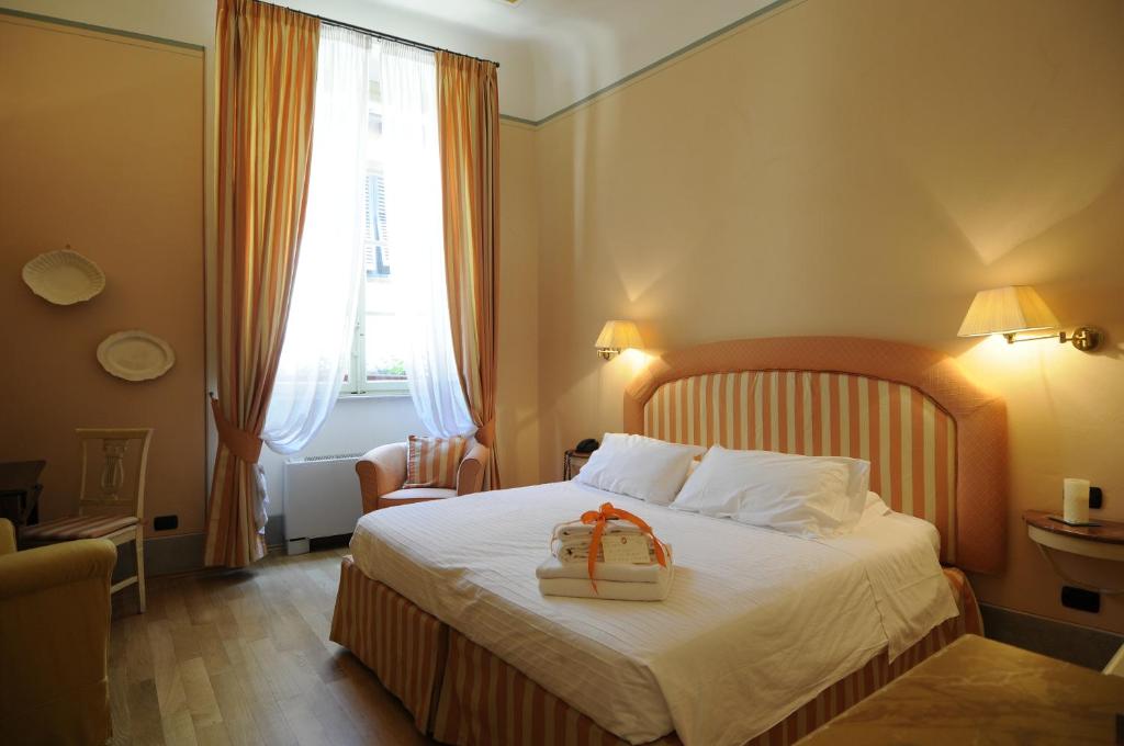 Postel nebo postele na pokoji v ubytování A Palazzo Busdraghi Residenza D'Epoca