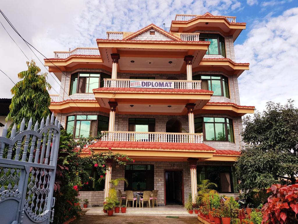 ein Gebäude mit einem Zaun davor in der Unterkunft Hotel Diplomat in Pokhara