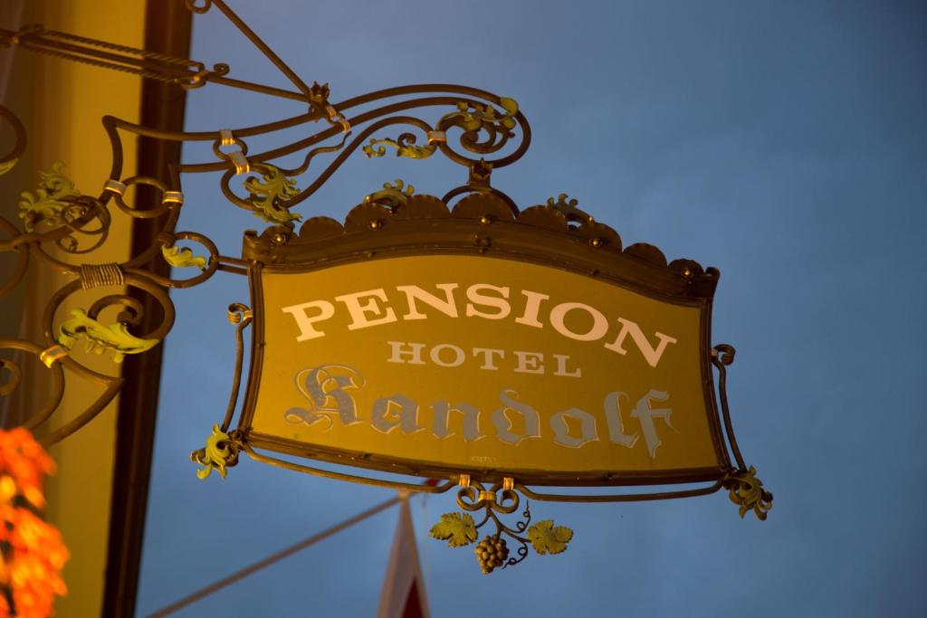 タムスヴェークにあるHotel Pension Kandolfのホテルのレストランの看板