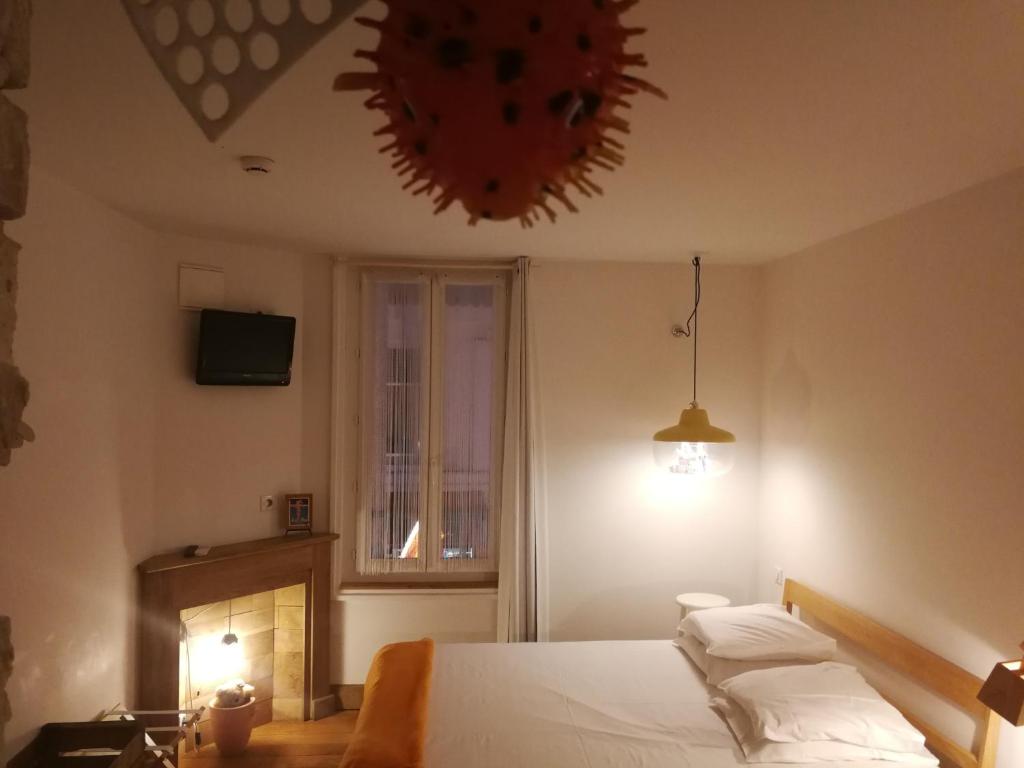 Postel nebo postele na pokoji v ubytování Hôtel de la Pinède