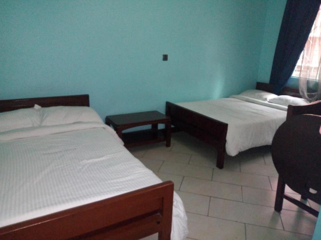 Postel nebo postele na pokoji v ubytování Sandton City Hotel