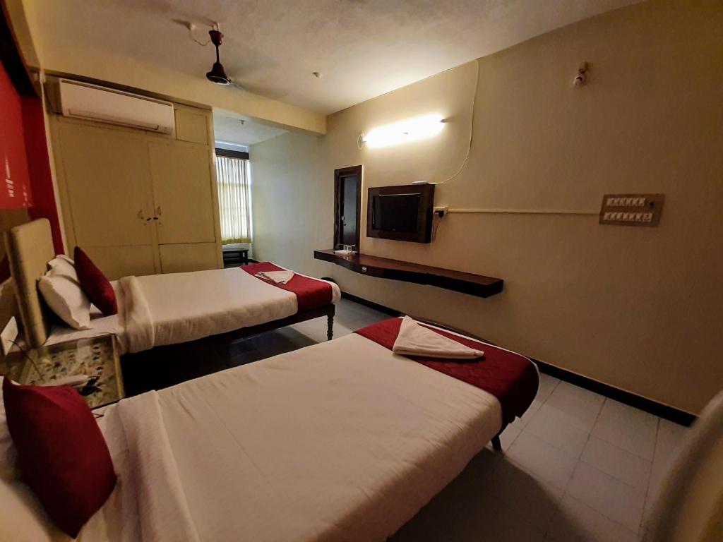 Una cama o camas en una habitación de Ravi Krishna Inn