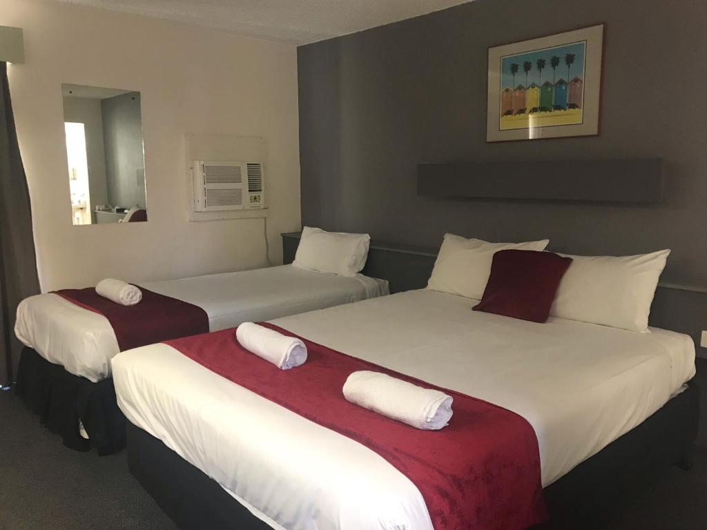 Postel nebo postele na pokoji v ubytování Emerald Central Hotel Official